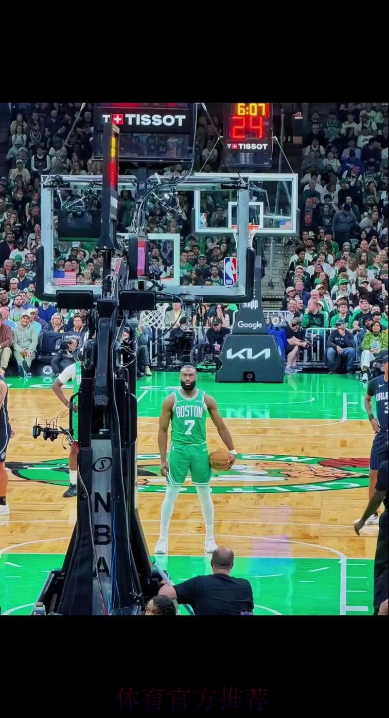 杰伦-布朗上半场16中6，三分5中1得到19分6篮板1助攻